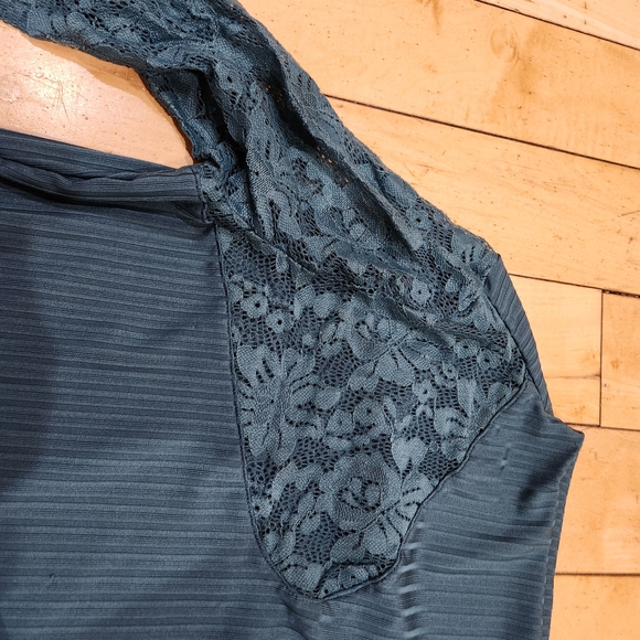 Elegant Teal Lace Sleeve Top - Picture 5 of 6
